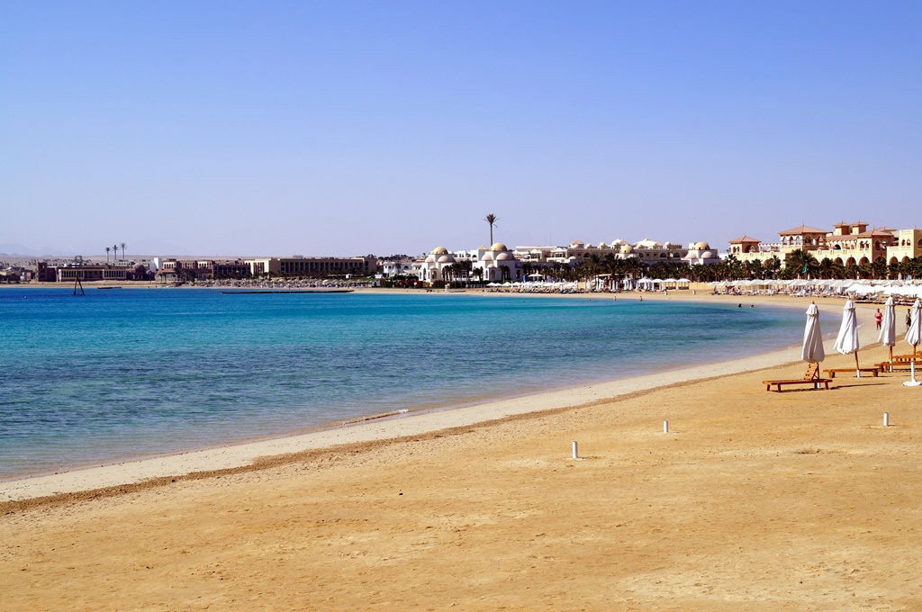 Empty_beach_on_the_Red_Sea_coast_of_Sahl_Hasheesh_Hurghada_Egypt.jpg