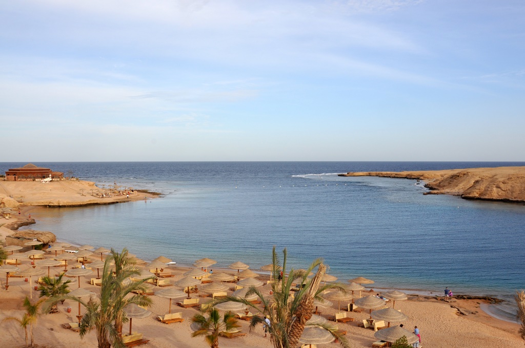 The_red_sea_beach_in_a_quiet_bay_Egypt_Makadi_Bay.jpg