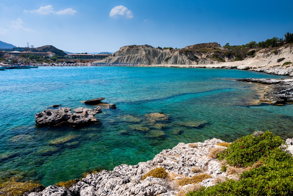 Kolymbia_beach_with_the_rocky_coast_in_Greece.jpg